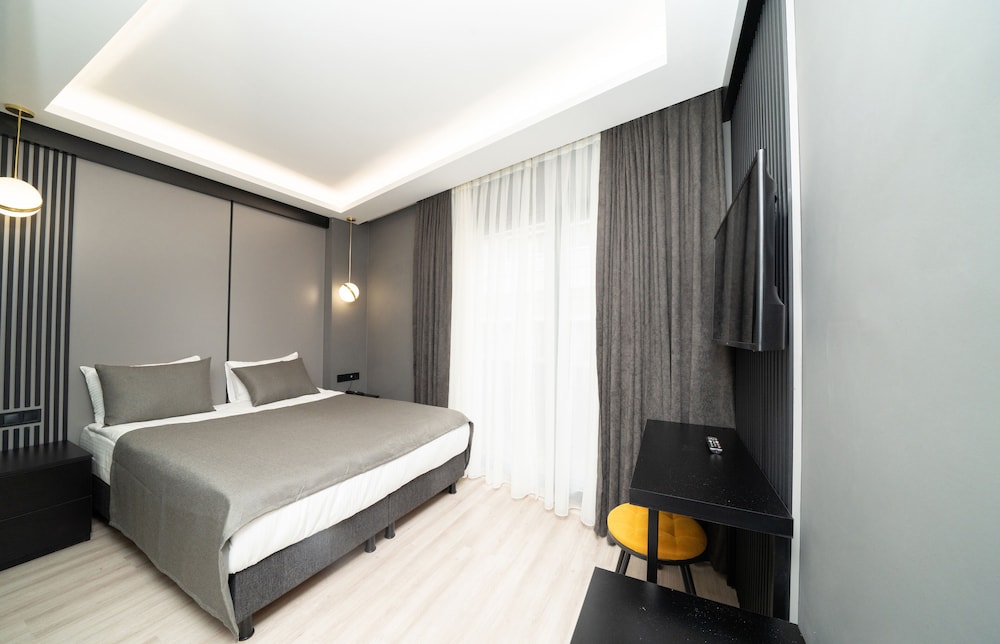 Deluxe Room, 1 Queen Bed, Terrace photo 2