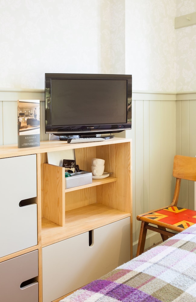 Triple Room, Ensuite (2 single beds and 1 single sofa bed) photo 2
