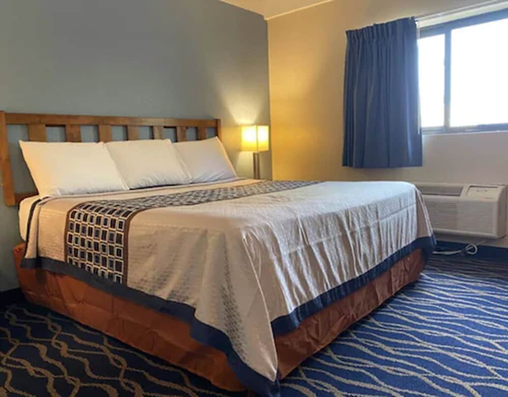 Signature Suite, 1 King Bed, Smoking photo 2