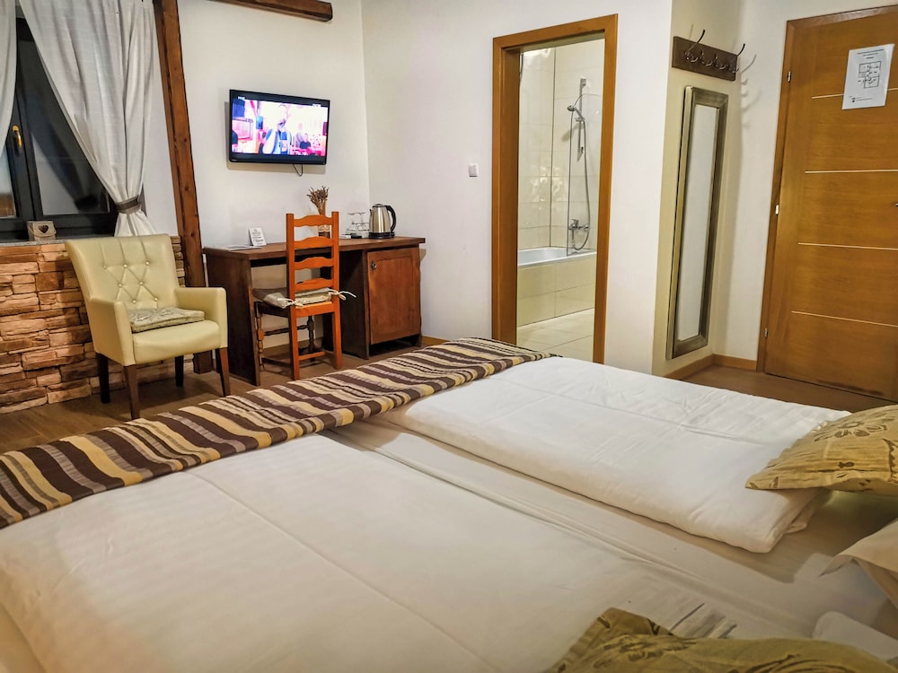 Deluxe Room, 1 King Bed, Garden View photo 2