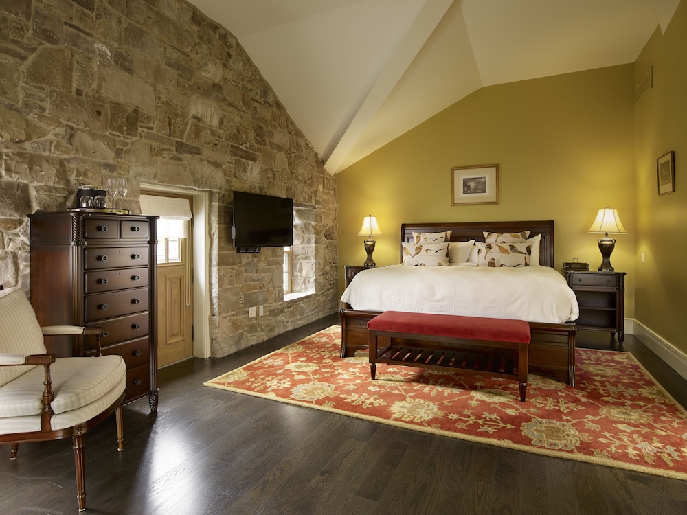 Officers Suite photo 1