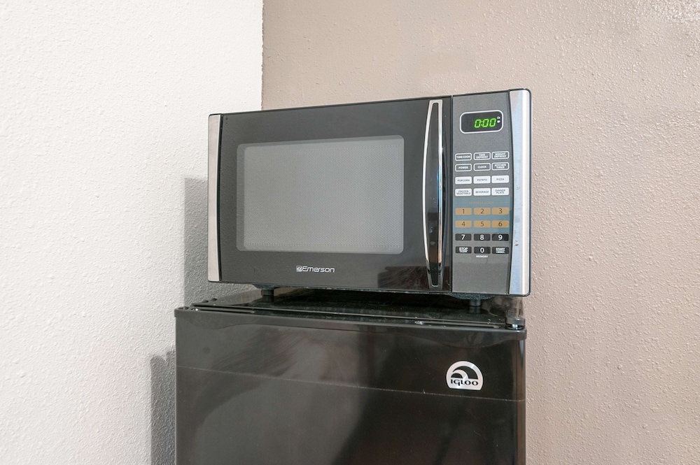 Deluxe Suite, 1 King Bed, Smoking, Kitchenette photo 2