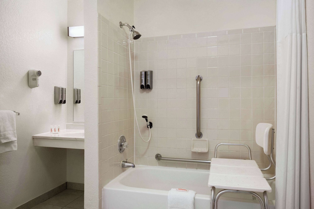 Room, Accessible - Photo 4