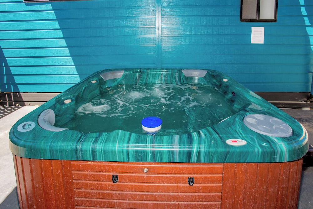 Family Cabin Outdoor Spa (Sleeps 4)