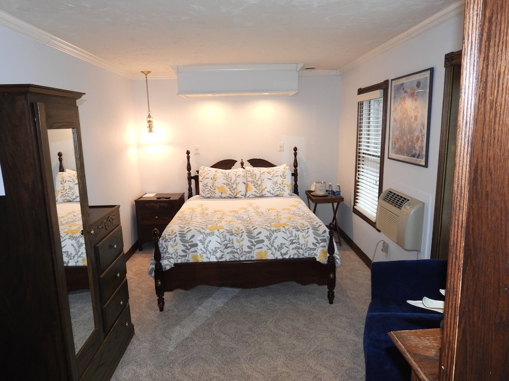 Deluxe Room, 1 Queen Bed, Fireplace photo 2