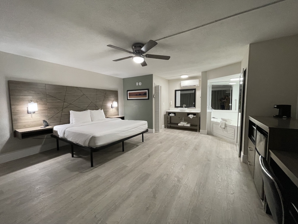 Suite, 1 King Bed, Non Smoking, Hot Tub - Photo 2