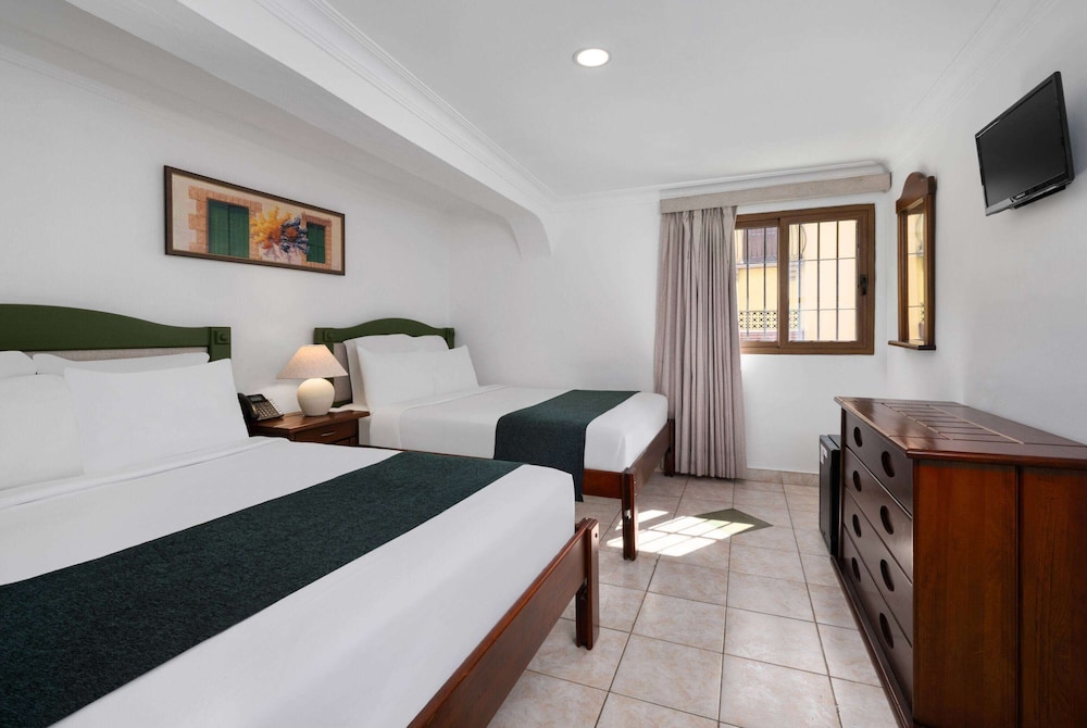 Room, 2 Queen Beds, Non Smoking (Bright) photo 3