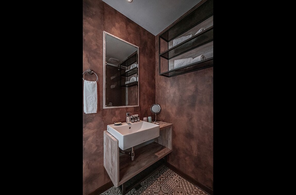 Deluxe View Room with Bathtub - Photo 4