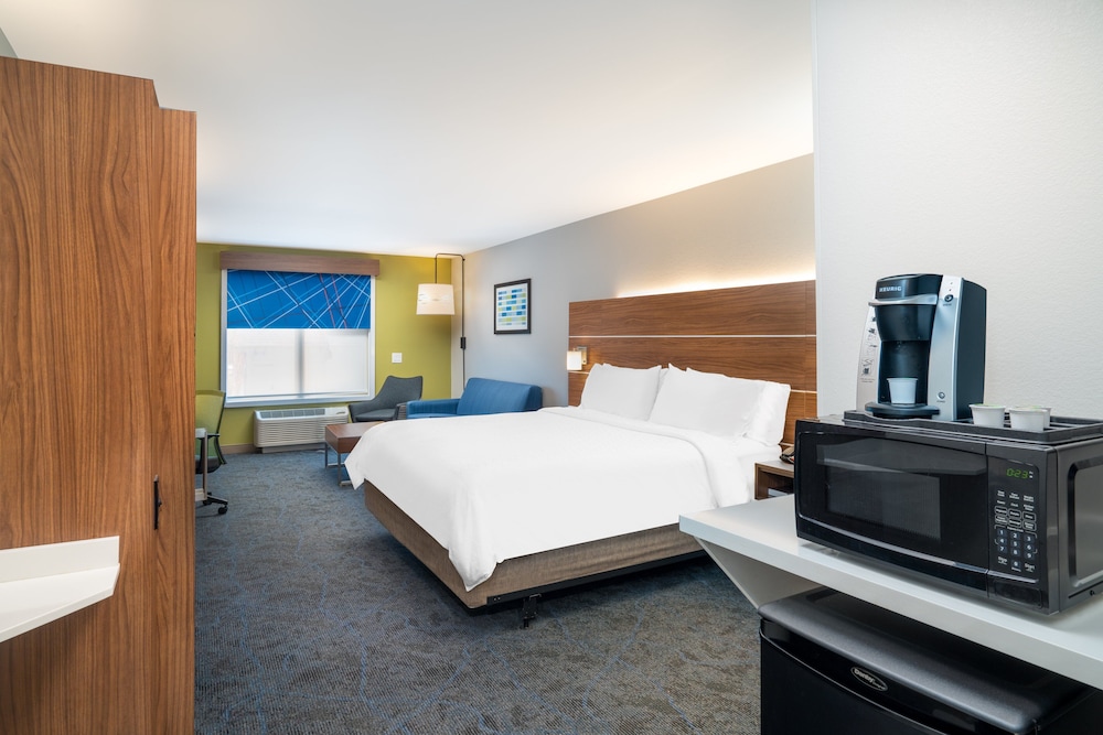 Suite, 1 King Bed, Accessible (Comms Accessible. Roll-In Shower)