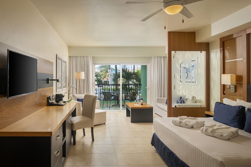 Junior Room, Pool View (Privilege) - Photo 3