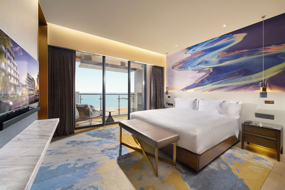 Suite, 1 King Bed, Beach View (Rock Royalty Suite Ocean View)
