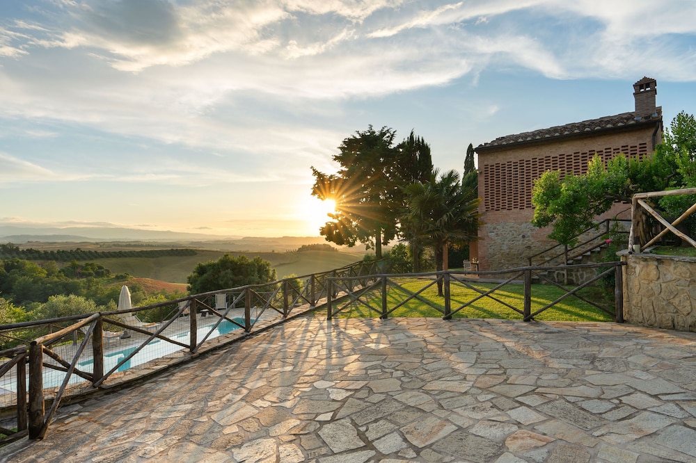 Villa, Smoking photo 3