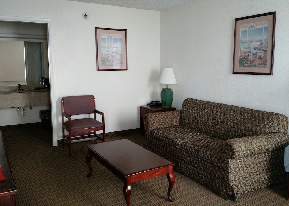 Standard Room, 1 King Bed, Non Smoking - Photo 6