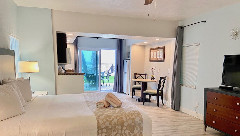 Oceanfront Cabana with Full Kitchen photo 2