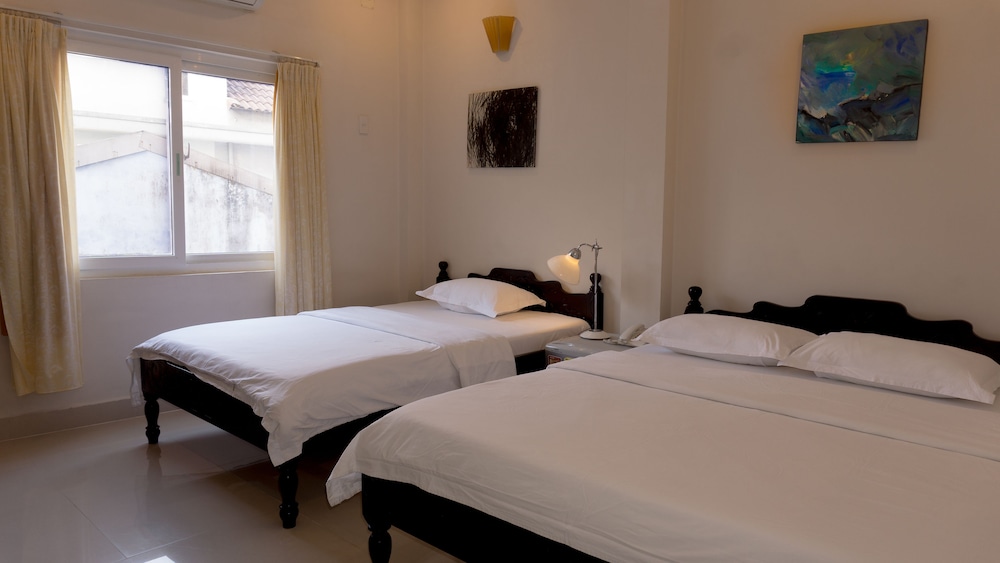 Deluxe Double Room, Multiple Beds, Bathtub, City View photo 2