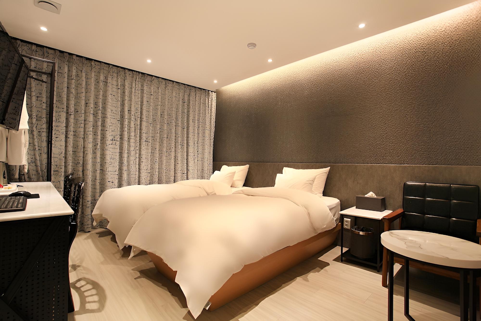 Room (Twin)