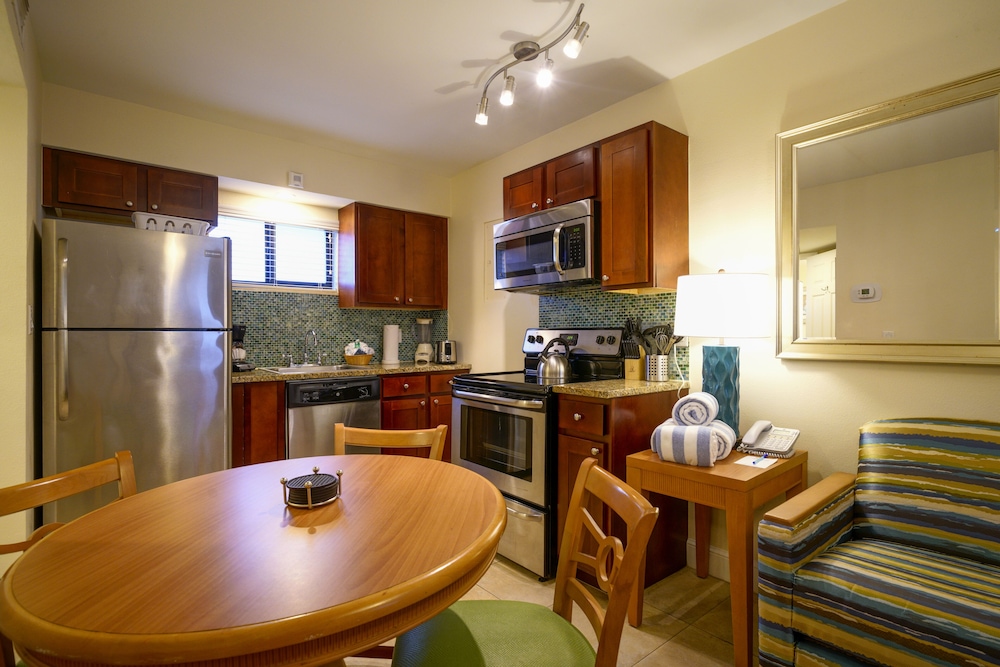 Standard Room, 1 Bedroom, Kitchen, Pool View photo 2