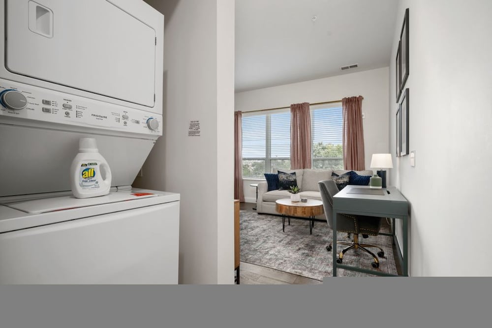 Top Floor 1BR At Luxe23, Bilde 6