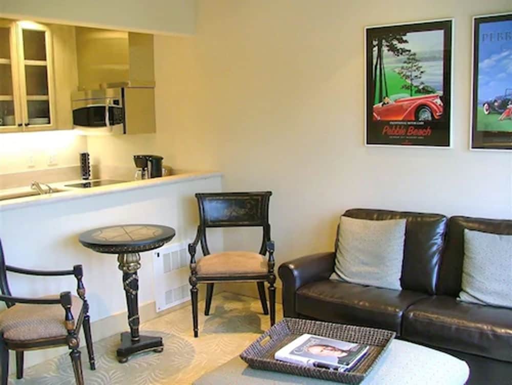 Ocean Suite - sleeps 4. Queen bed and full sofabed/kitchenette photo 3