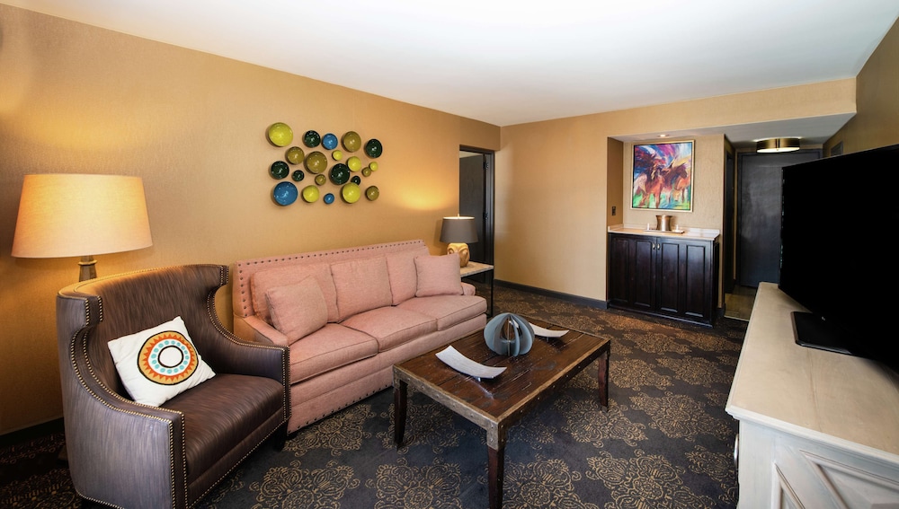 Junior Suite, 1 King Bed, Non Smoking, Pool View photo 3