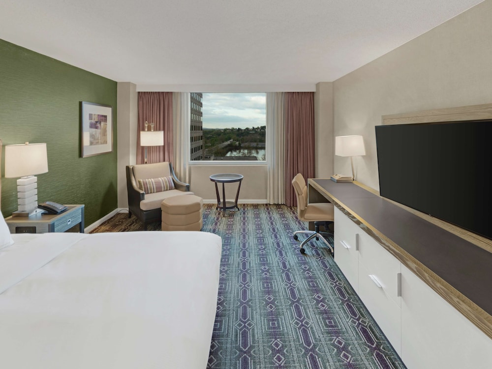 Room, 1 King Bed, City View - Photo 1