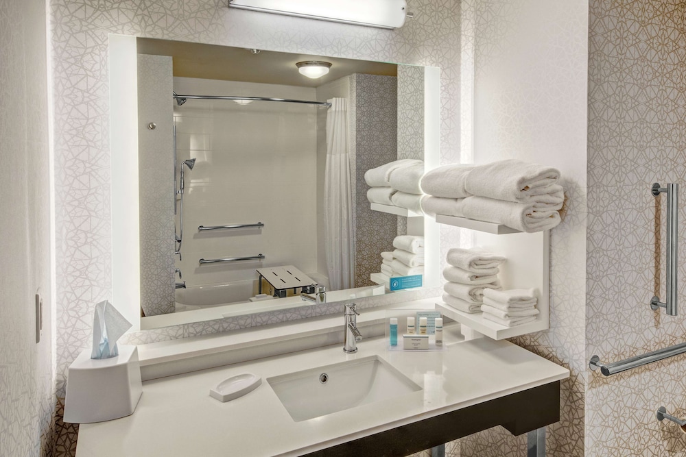 Room, 1 King Bed, Accessible, Bathtub (Hearing) - Photo 4