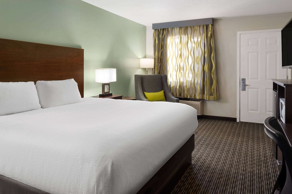 Room, 1 King Bed, Non Smoking - Photo 2