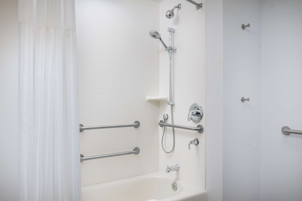 Room, 1 King Bed, Accessible (Roll-In Shower) thumbnail 5