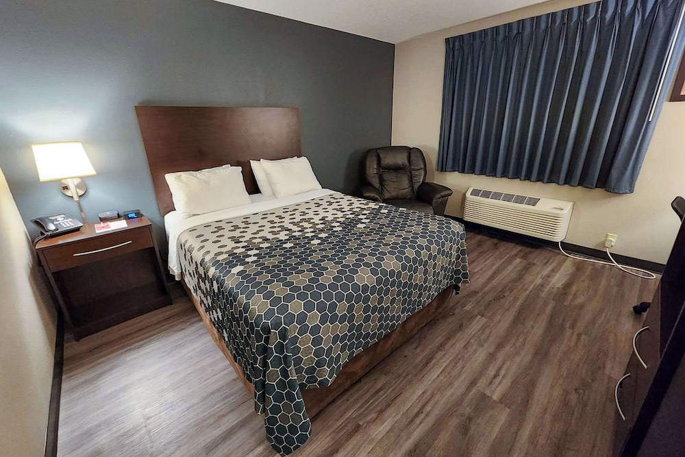 Standard Room, 1 Queen Bed, Non Smoking photo 2