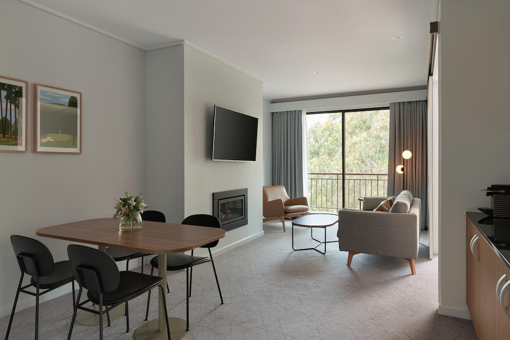 Deluxe Family Suite - Photo 3