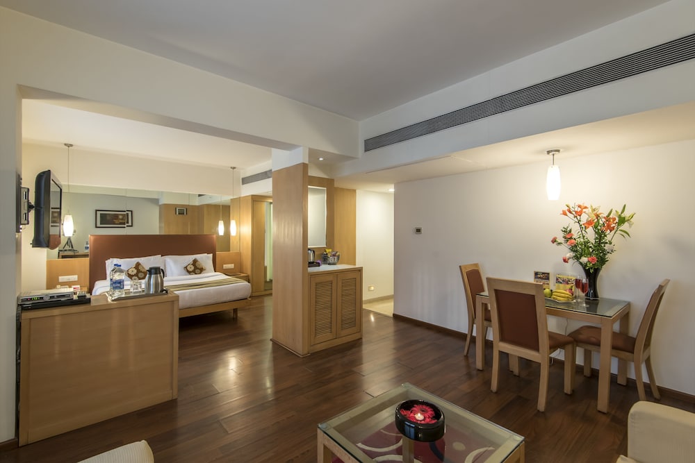 Suite - Photo 16