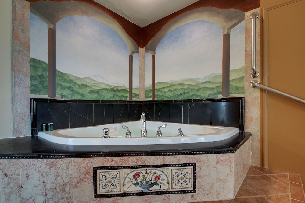Romantic Suite, 1 Bedroom, Jetted Tub, City View photo 3