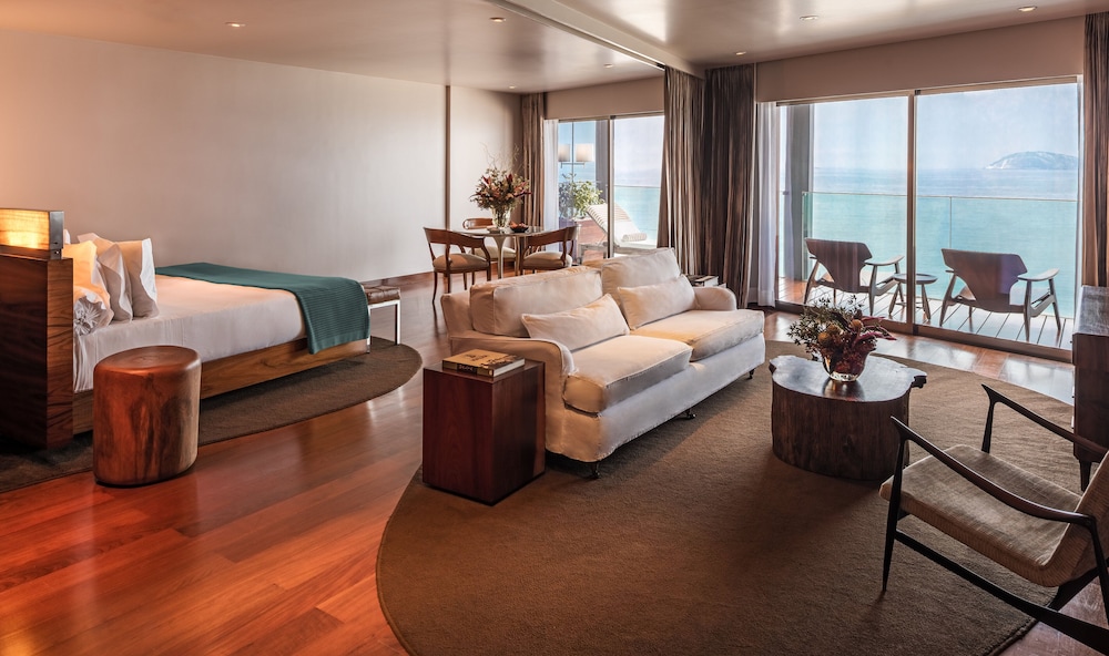 Suite, 1 King Bed, Oceanfront