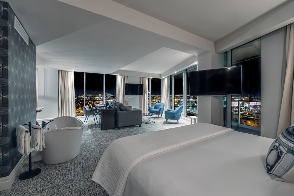 Suite Horizon with King bed, balcony, Old Quebec view and Laurentides view