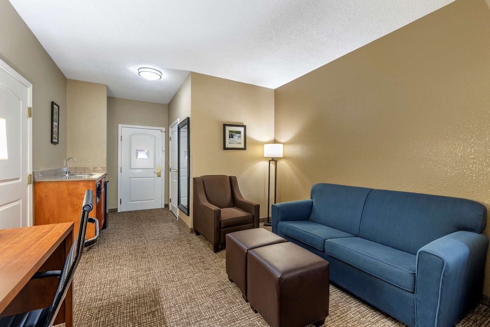 Suite, 2 Queen Beds and 1 Sofa Bed, Non Smoking - Photo 2