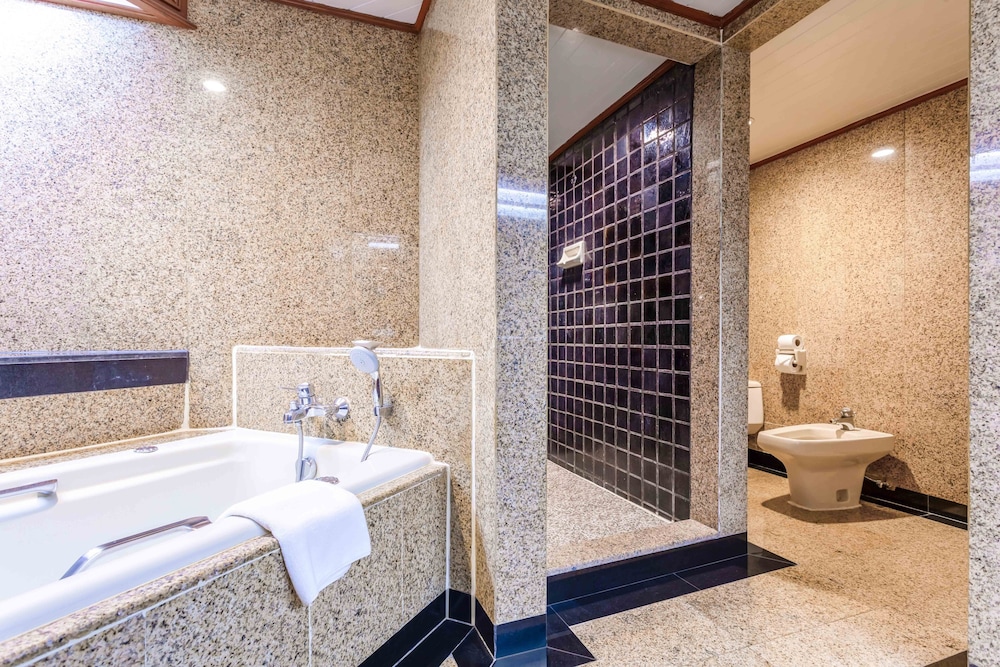 Grand Suite, 1 King Bed, River View - Photo 10