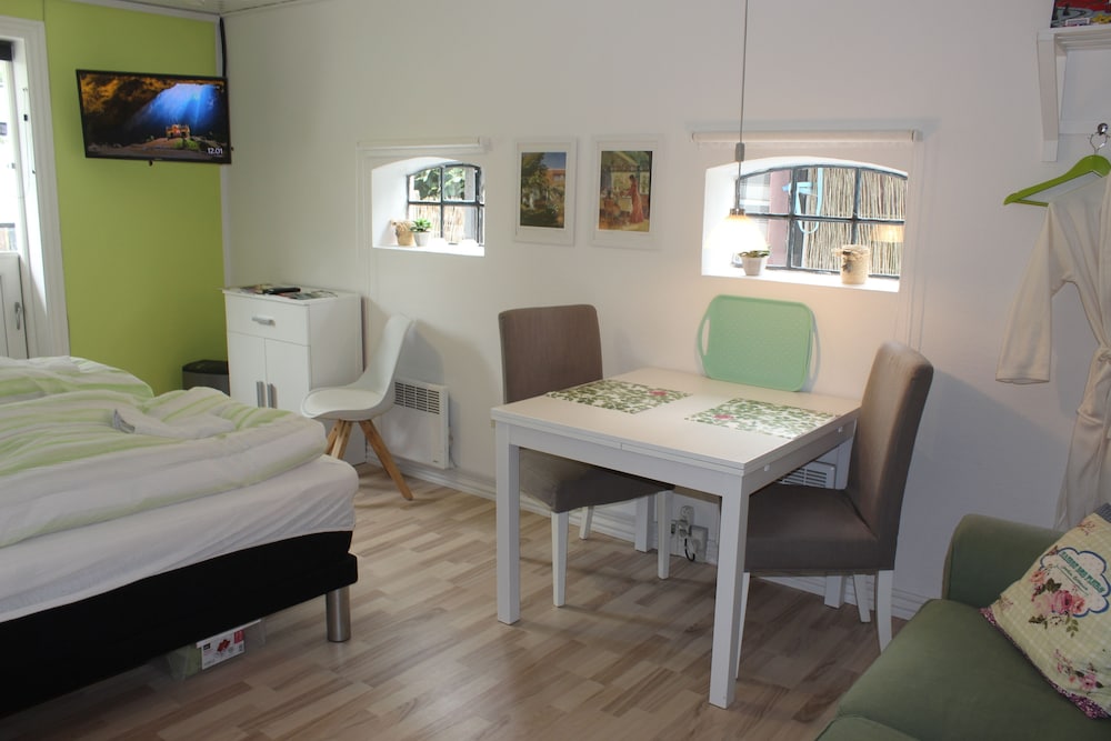 Standard Double Room, 1 Queen Bed with Sofa bed, Shared Bathroom, Ground Floor photo 3