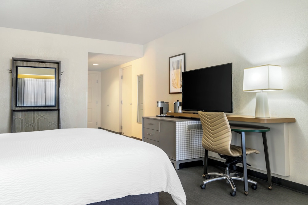 Standard Room, 1 King Bed with Sofa bed thumbnail 5