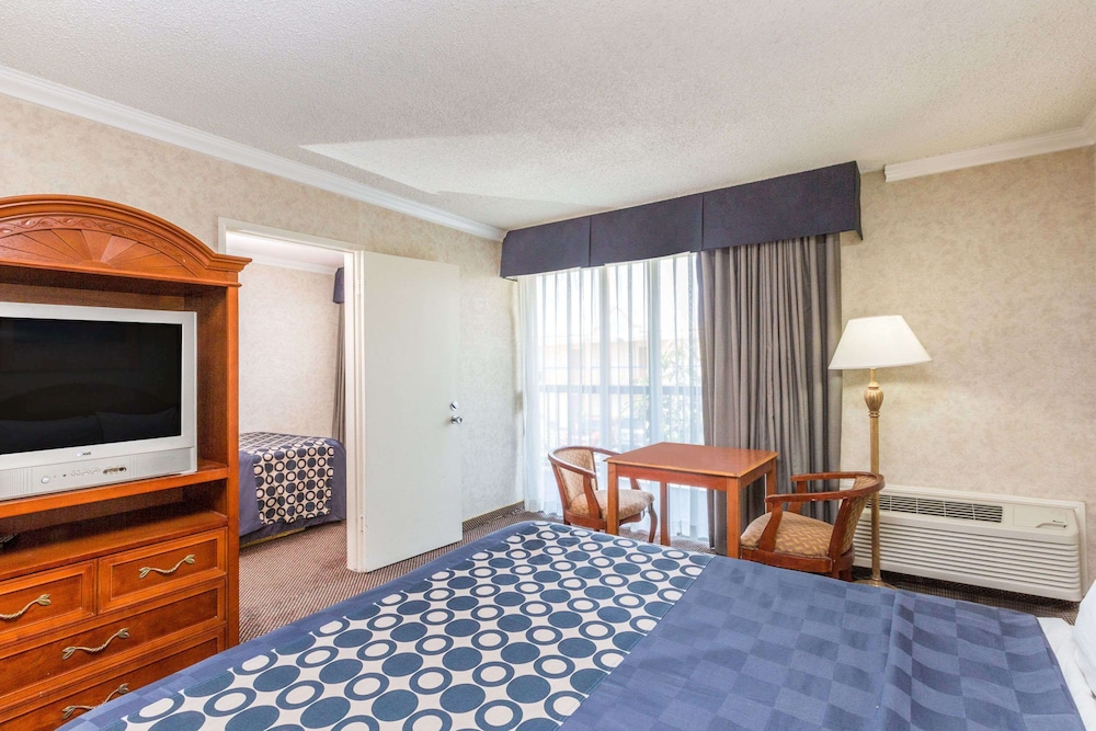 Suite, Multiple Beds, Accessible, Non Smoking photo 1