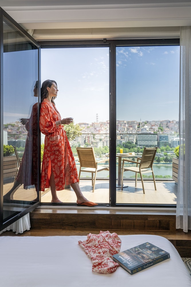 Premium Room, 1 Queen Bed, Sea View photo 3