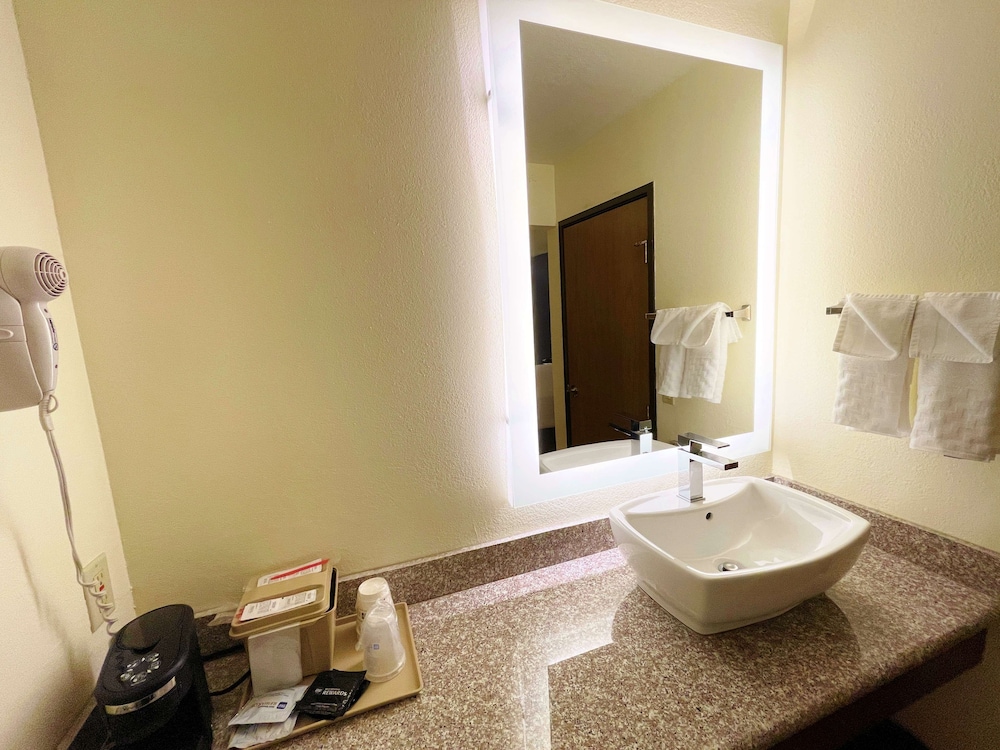 Standard Room, 1 Queen Bed, Non Smoking, Refrigerator & Microwave - Photo 4