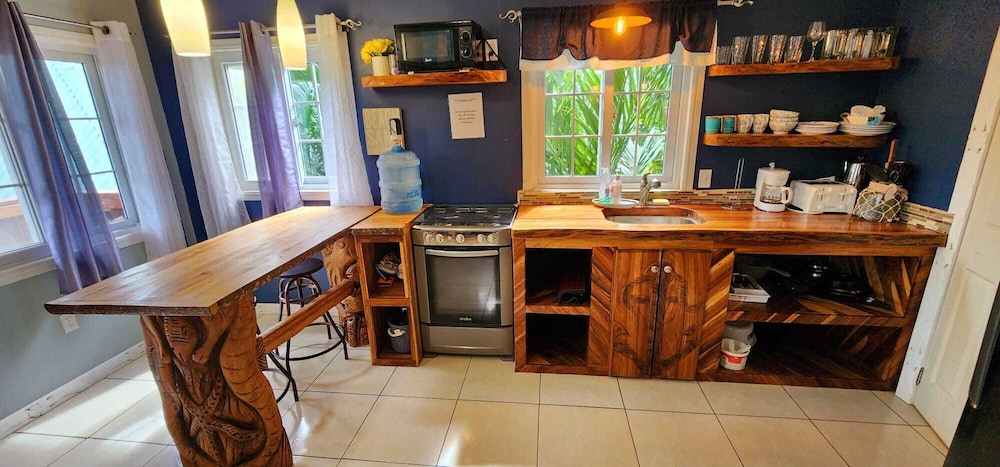 Premium Studio, 1 Queen Bed, Kitchen, Pool View photo 3