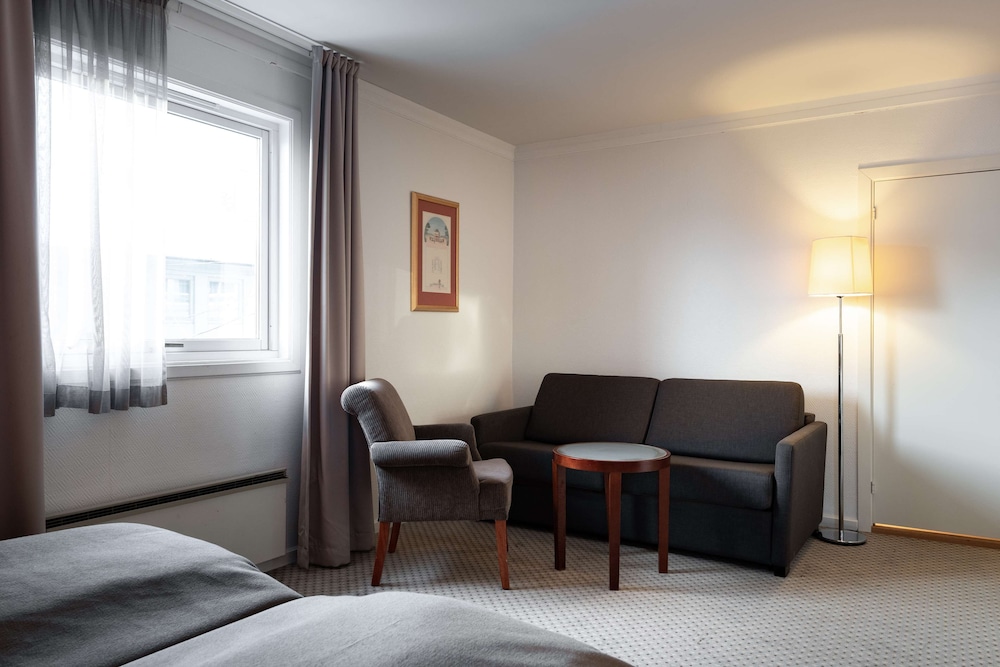 Family Room - Photo 4