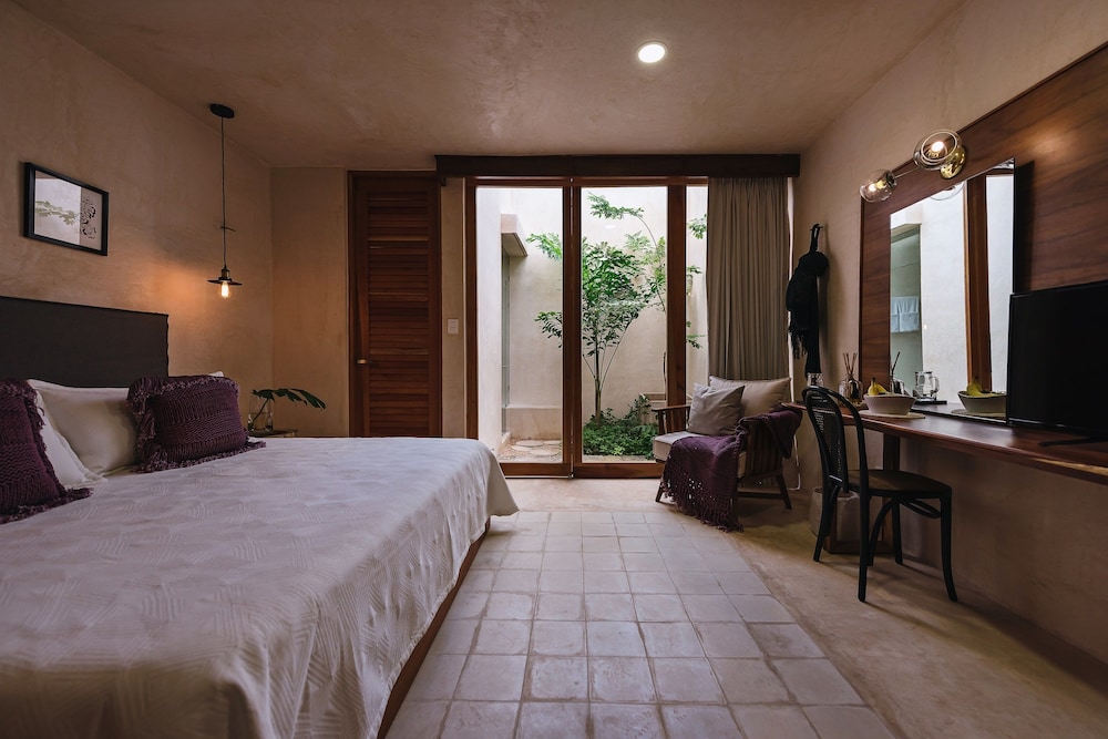 Deluxe Room, 1 Double Bed, Pool View, Garden Area photo 2