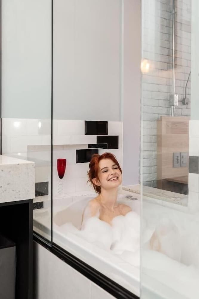Family Studio Suite, Jetted Tub, City View photo 3