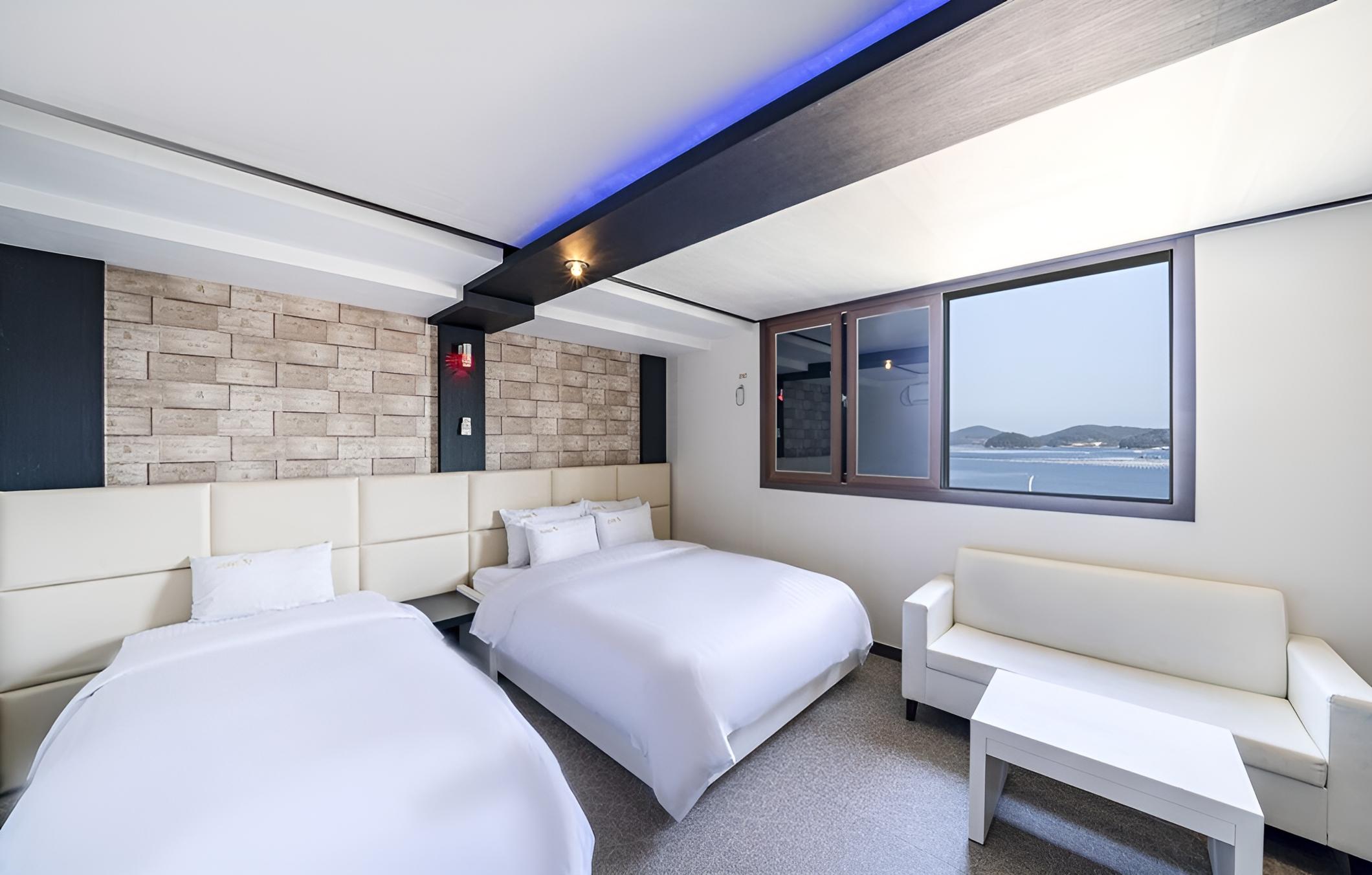 Room (Twin - Ocean View (Netflix Rooftop Co) photo 1