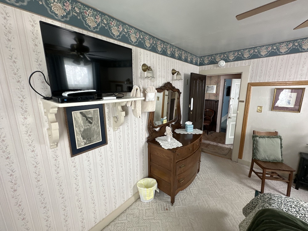 Economy Room, 1 Queen Bed, Shared Bathroom, Mountain View (Room 8) photo 2