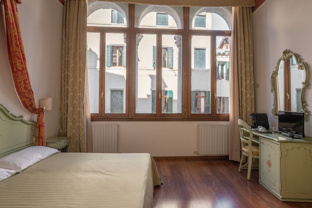 Standard Double or Twin Room, Canal View photo 1