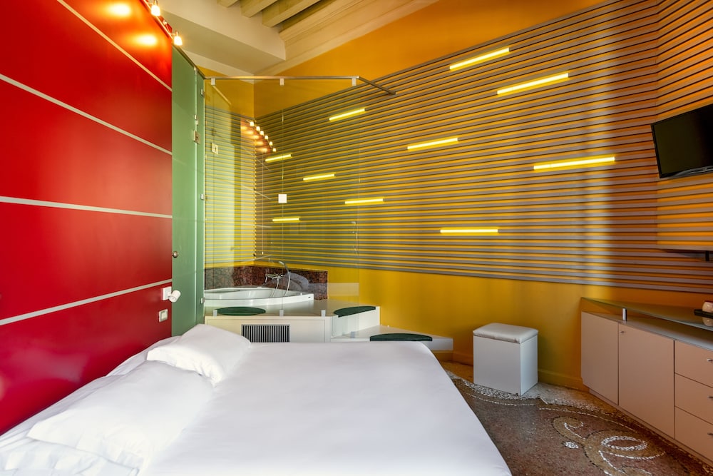Deluxe Double Room with Whirlpool Bath photo 1