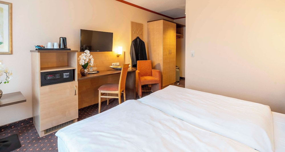 Standard Room, Multiple Beds - Photo 6